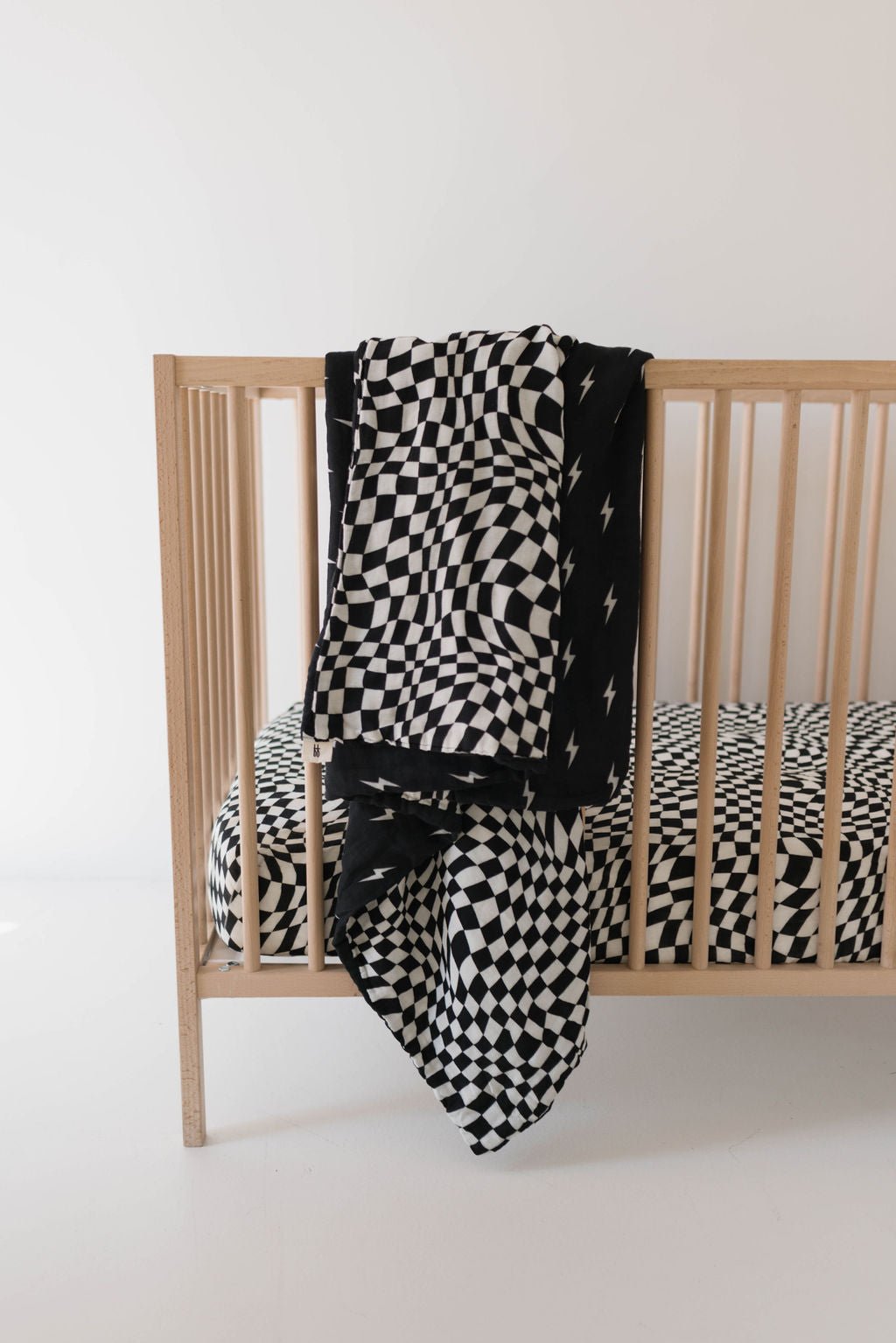 muslin-crib-sheet-black-white-wavy-checkerboard-627127