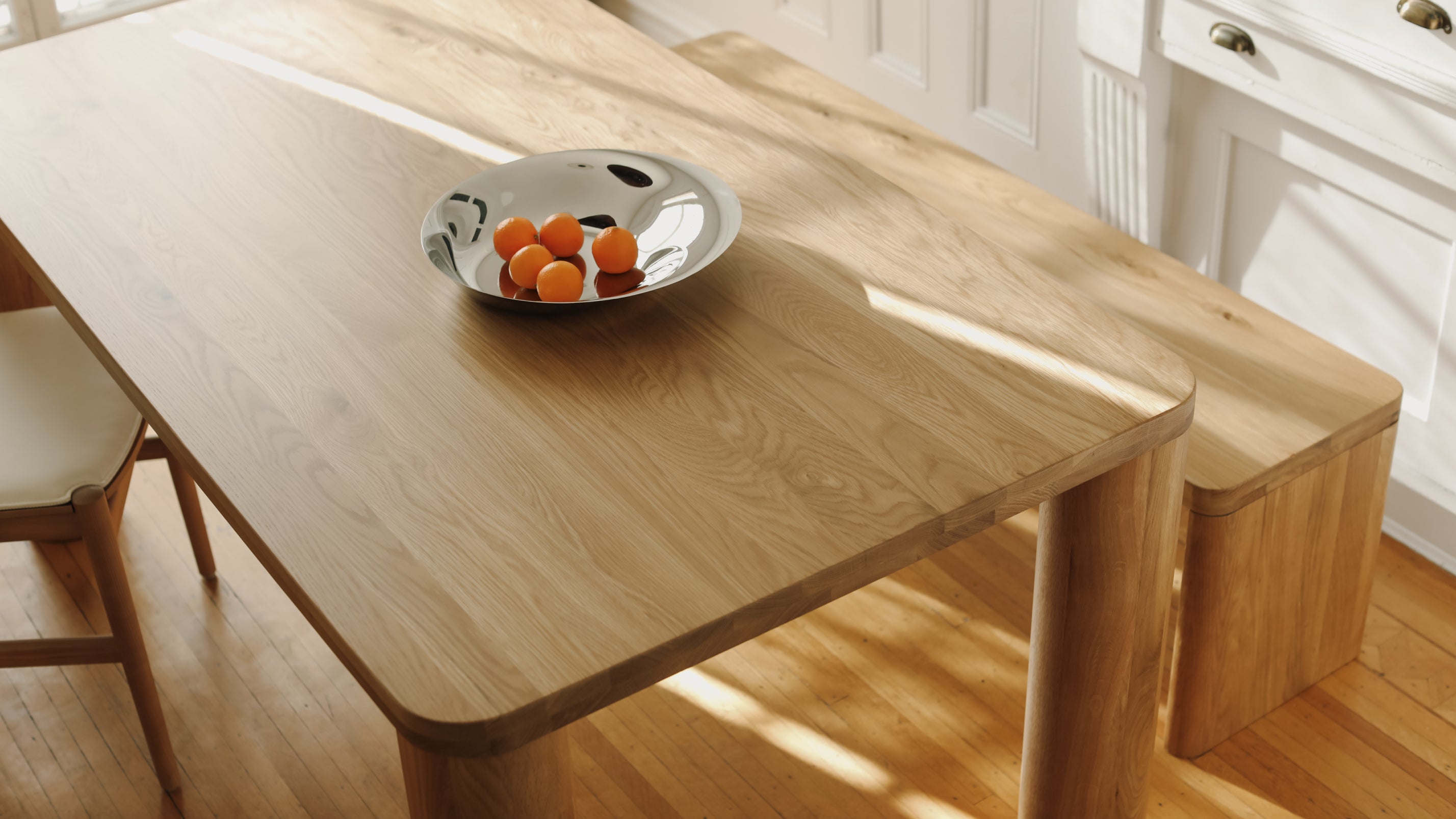 Oak Dining Table, Seats 4-6, Family-Friendly Design